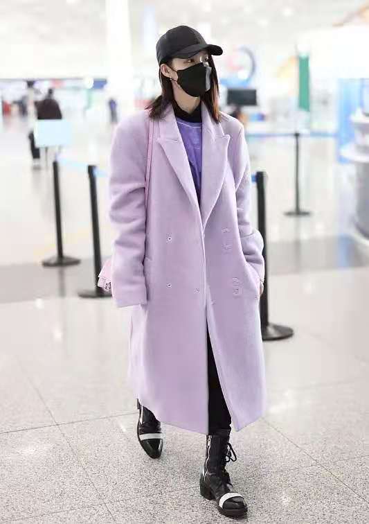 李沁果然是人美會穿衣,粉紫色大衣搭配同色系內搭,甜美又撩人 李沁果然是人美會穿衣,粉紫色大衣搭配同色系內搭,甜美又撩人