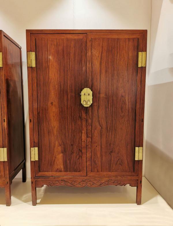 濃妝淡抹總相宜，黃花梨方角櫃上別樣風景