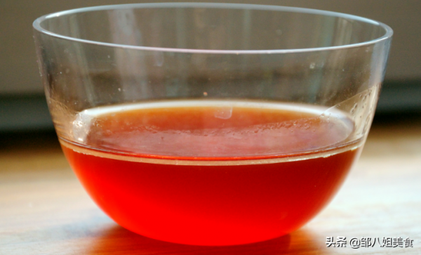 炒糖色，用水還是用油？教你正確做法，糖色紅亮不糊，很簡單