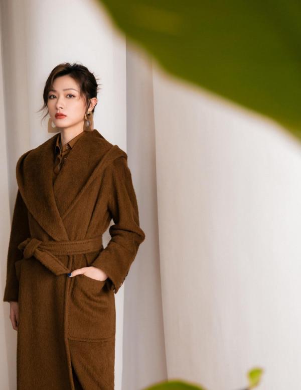 萬茜機場造型好保暖,綠格紋棉衣搭配緊身褲,簡單低調酷感十足 萬茜機場造型好保暖,綠格紋棉衣搭配緊身褲,簡單低調酷感十足