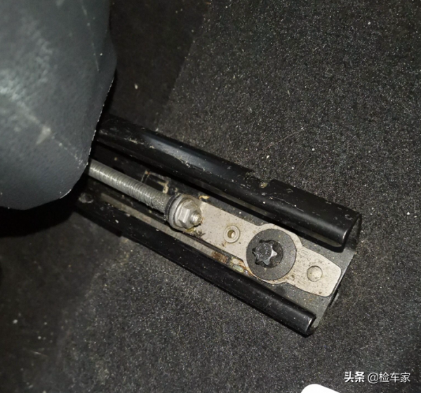 9萬塊買輛12年的法系跑車，小哥上來就砍價1萬，賣家：成交