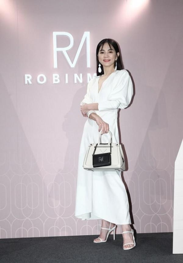 陳嘉樺有成熟女人的魅力了,穿V領白裙挺溫柔,八字劉海仍俏皮 陳嘉樺有成熟女人的魅力了,穿V領白裙挺溫柔,八字劉海仍俏皮