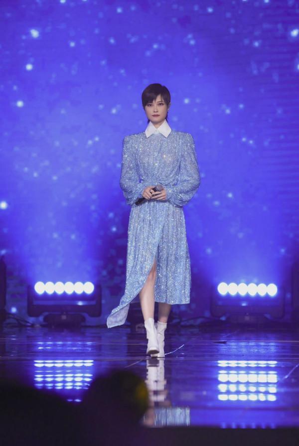 李宇春總算把自己往女人打扮了,短髮配上淺藍紗裙,美得不像話 李宇春總算把自己往女人打扮了,短髮配上淺藍紗裙,美得不像話