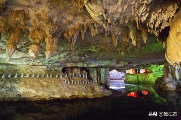 與石筍、石柱、石幔相伴的二千多尊觀音像組成東南亞最大的觀音洞 與石筍、石柱、石幔相伴的二千多尊觀音像組成東南亞最大的觀音洞