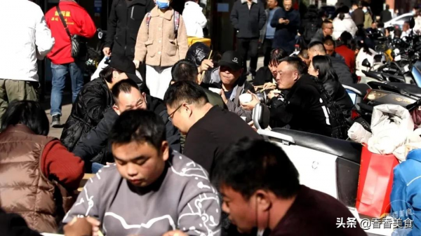 屋裡不讓坐,想吃坐門外,這館子咋這麼牛? 屋裡不讓坐,想吃坐門外,這館子咋這麼牛?