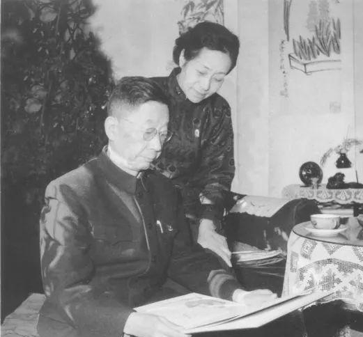 老舍與女作家同居後,妻子趕來,女作家留書:各據一城,永不相見 老舍與女作家同居後,妻子趕來,女作家留書:各據一城,永不相見