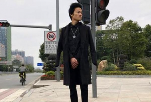 2006年，11歲少年創“殺馬特家族”，兩次退出後創業為自己正名