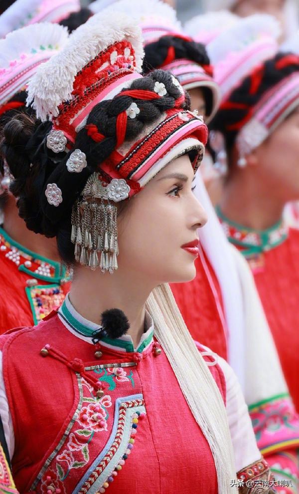 李若彤到大理，說白族話扮漂亮“金花”，55歲毫無違和感