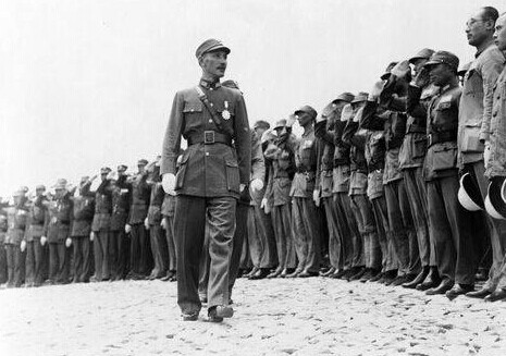 李宗仁評價蔣介石:軍事和政治都是二流貨色,唯獨權術無人出其右 李宗仁評價蔣介石:軍事和政治都是二流貨色,唯獨權術無人出其右