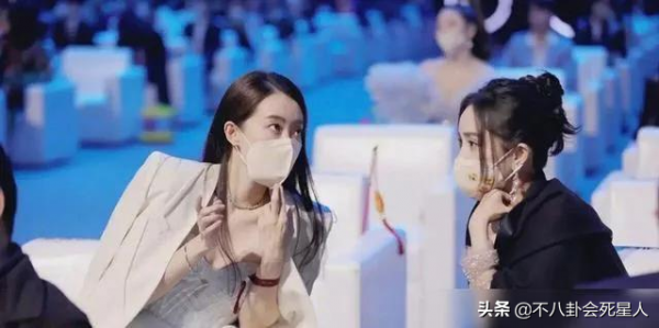 女明星混“名利場”太現實!楊冪合照貼邊,李嘉欣在貴婦團站角落 女明星混“名利場”太現實!楊冪合照貼邊,李嘉欣在貴婦團站角落