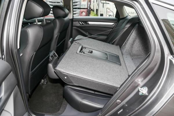 小老闆開20萬的雅閣就行，後排空間大，省油動力足，還保值