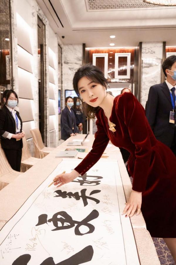 46歲田海蓉氣度不凡，身穿高階絲絨裙裝，完美呈現女性成熟魅力