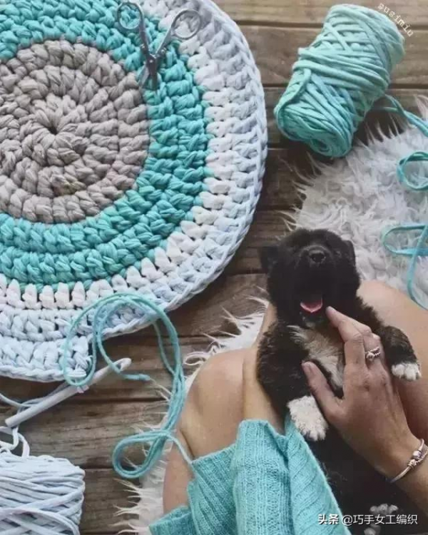 只用幾團布條線，就鉤出了好看又實用的桌墊地墊