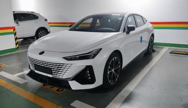 國產轎車顏值天花板？長安UNI-V真走心了，電動尾翼同級僅有