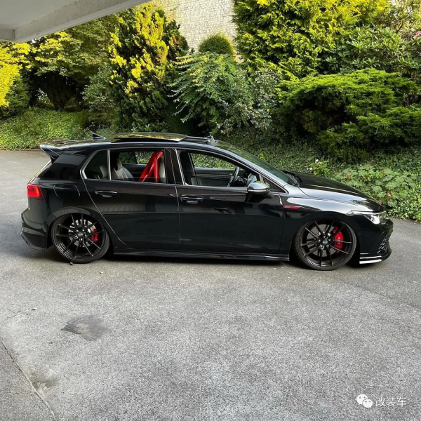 用一身競技改件來玩姿態的8代高爾夫GTI，這操作你們看得懂嗎？