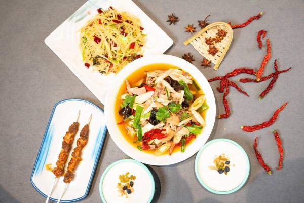 品嚐新疆美味，閉上眼，冰川雪嶺與戈壁沙灘交相輝映