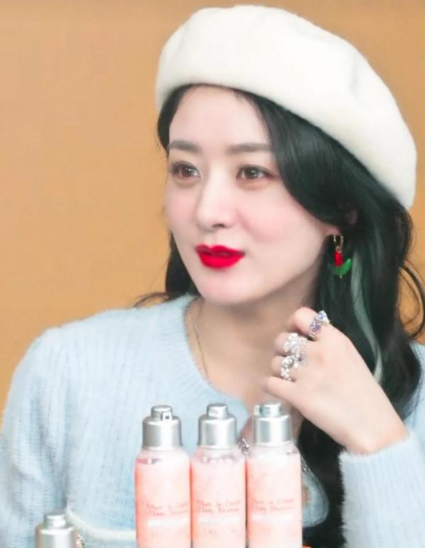 趙麗穎離婚以後，顏值就像開掛了一樣，剛復出的時候眼裡的光沒了