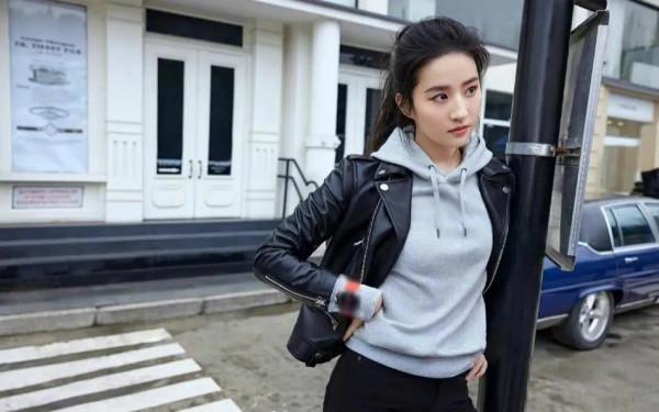 劉亦菲最新街拍造型曝光 網友：好酷帥