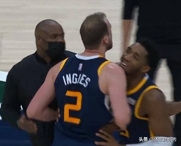 火爆！2大惡漢硬剛，3人都拉不住，要不是米切爾，直接都打起來了