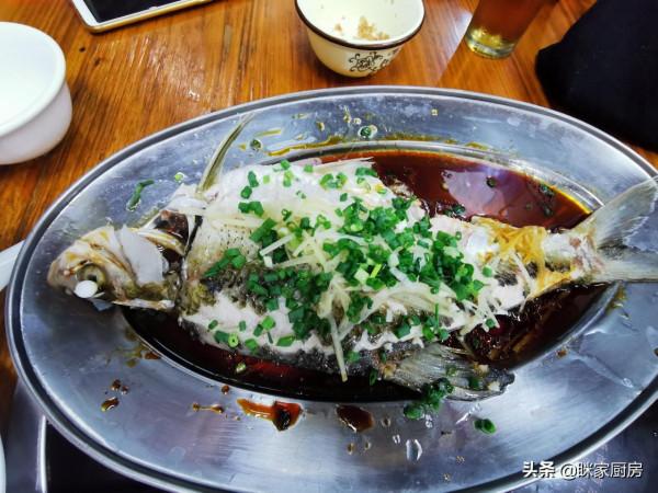 廣東清蒸鯿魚,一條魚2斤多,在飯店裡賣48塊,每天至少賣20份 廣東清蒸鯿魚,一條魚2斤多,在飯店裡賣48塊,每天至少賣20份
