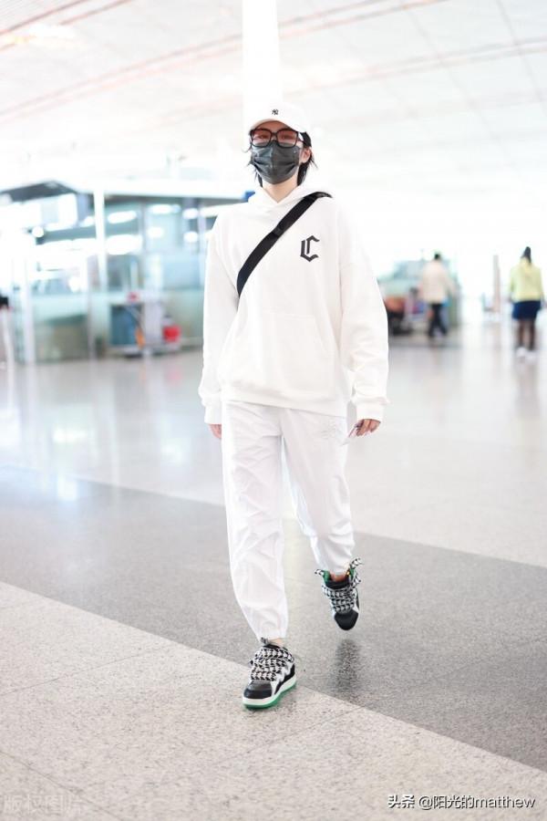 姚安娜全白look簡約舒適頭戴棒球帽口罩遮面低調出行