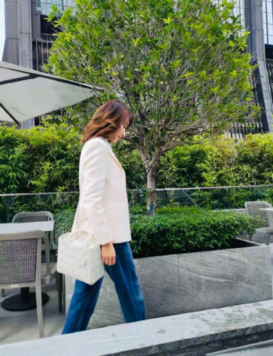 奔五的黎姿看起來狀態好，印花連體褲個性又時髦，越來越有貴婦感