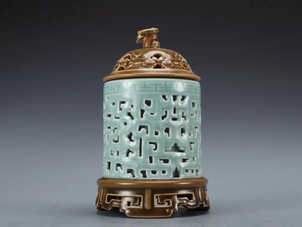 清-乾隆單色釉鏤空龍紋香薰爐規格：高18.4cm 寬11cm