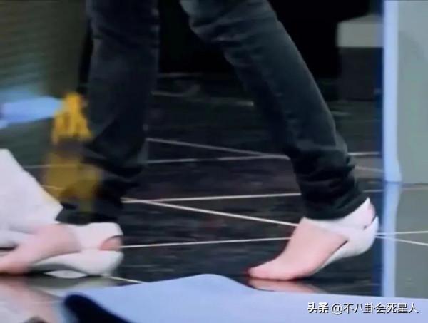 明星身高內卷太嚴重，踩恨天高走紅毯，合影狂墊腳，增高墊好明顯