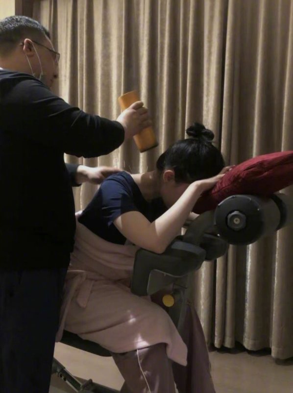 岳雲鵬扎針灸在人中引爆笑,一臉冷漠不敢動,鬍子拉碴嘴唇乾燥 岳雲鵬扎針灸在人中引爆笑,一臉冷漠不敢動,鬍子拉碴嘴唇乾燥