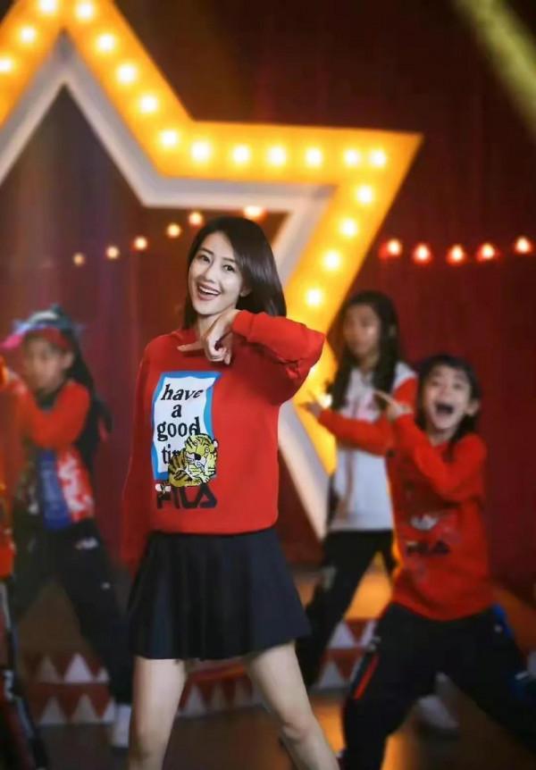 高圓圓演戲演的好，可是沒想到她跳起舞來同樣可愛，比小朋友都萌