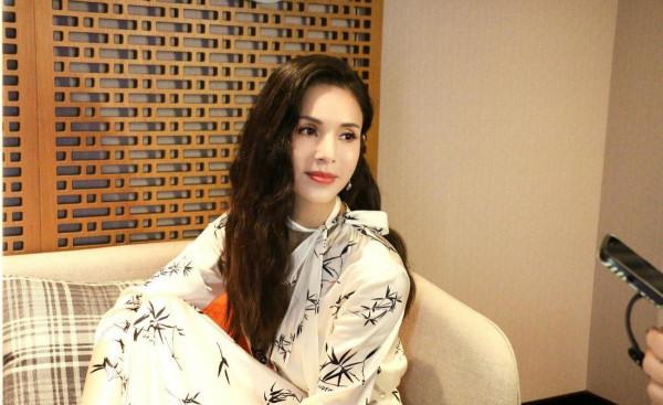 離開濾鏡的李若彤,更加的真實,裙子上的“國畫”也太美了 離開濾鏡的李若彤,更加的真實,裙子上的“國畫”也太美了