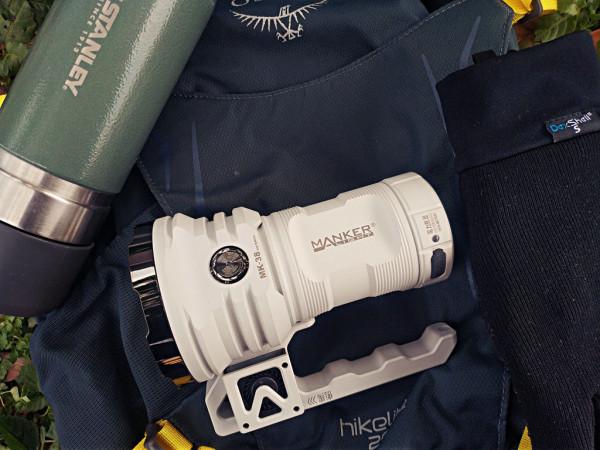 自帶風扇的漫客MK38手電很科幻，開啟照的又亮又遠又長久