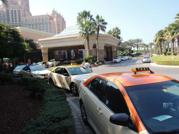 迪拜遍地豪車，連出租車都是超跑？帶你走一遭，實情絕對驚到你