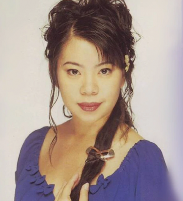 55歲女星直播剃度出家引熱議！回應：已跟老公離婚，兒子引以為榮