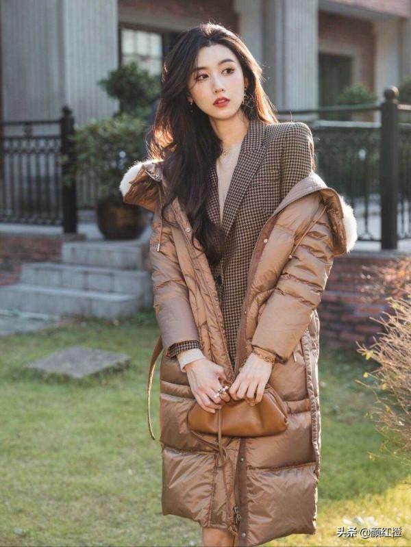 今年火了一種穿法叫“西服套裝+羽絨服”，幹練利落又實用，太美