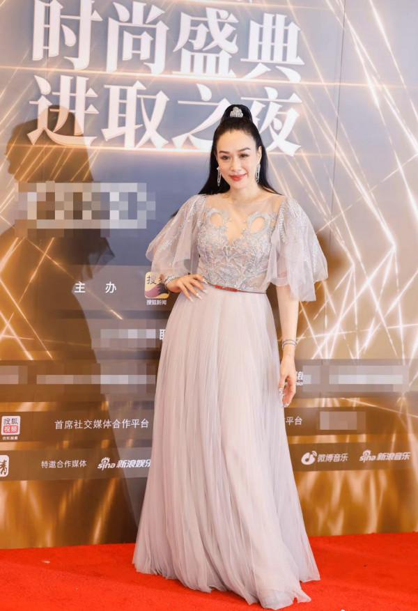 紅毯大型翻車現場!鍾麗緹臃腫閆妮亂搭配,海陸一臉苦相好壯碩 紅毯大型翻車現場!鍾麗緹臃腫閆妮亂搭配,海陸一臉苦相好壯碩