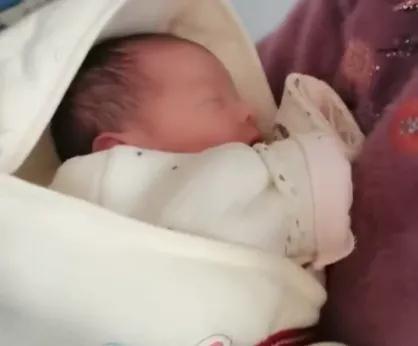 60歲老人竟產下六斤女嬰