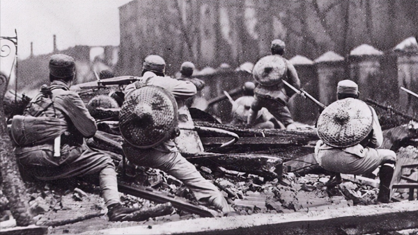 團長擋不住敵軍後逃跑，這個21歲傳令兵站出來：大家聽我的指揮