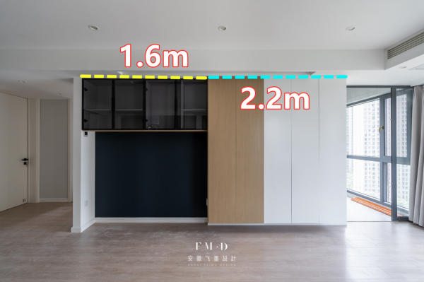 3.8m長電視牆一分為二，一半懸空櫃一半鋼琴區，至少有3重功能