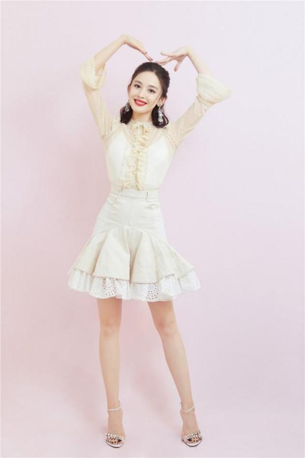 娜扎也太美了，透視衫配荷葉邊短裙甜美範十足，不愧是初戀女神