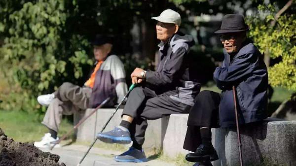 77歲大爺，年紀大不代表糊塗，看破年輕保姆的另有所圖