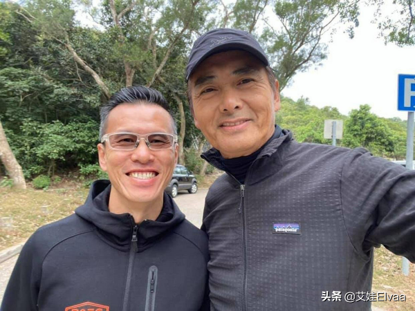 周潤發真會打扮，67歲穿西裝領帶梳大背頭，古稀之年被授博士太帥