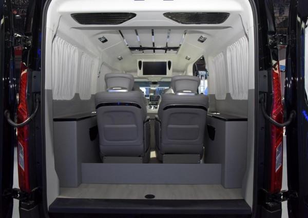 可接送員工，也可改成房車，還能當救護車用，大通V90墨很多用