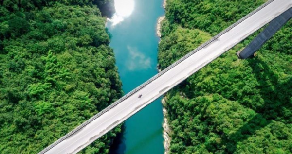 中國最適合自駕遊的十條絕美公路,避開人潮去兜兜風吧 中國最適合自駕遊的十條絕美公路,避開人潮去兜兜風吧