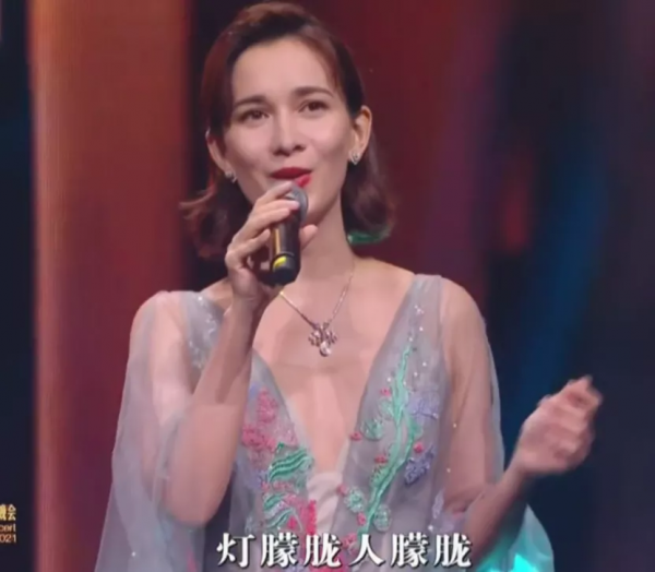 大灣區晚會群星爭奇鬥豔:王菲穿白裙如仙女,趙麗穎素色裙顯身材 大灣區晚會群星爭奇鬥豔:王菲穿白裙如仙女,趙麗穎素色裙顯身材