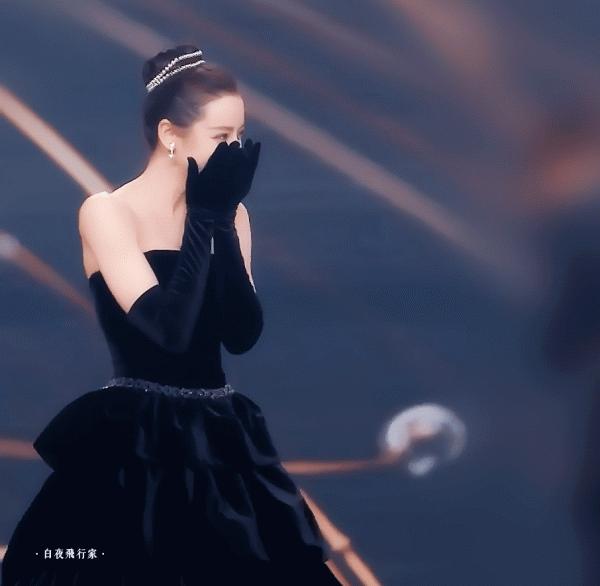 迪麗熱巴一害羞就捂嘴笑，巧笑倩兮，美目盼兮