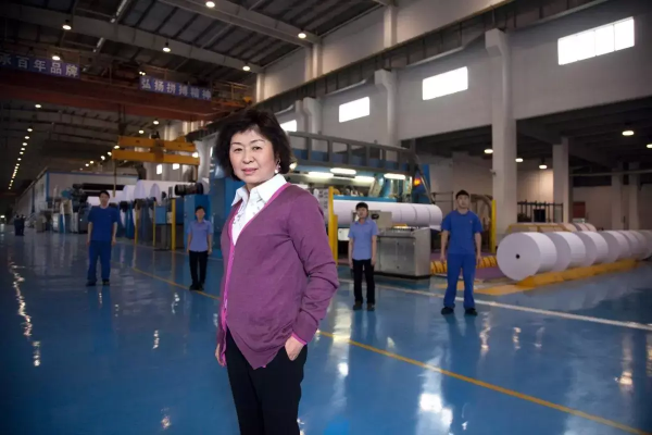 廣東農村姑娘，放棄50萬年薪去撿破爛，49歲成中國女首富，憑啥？