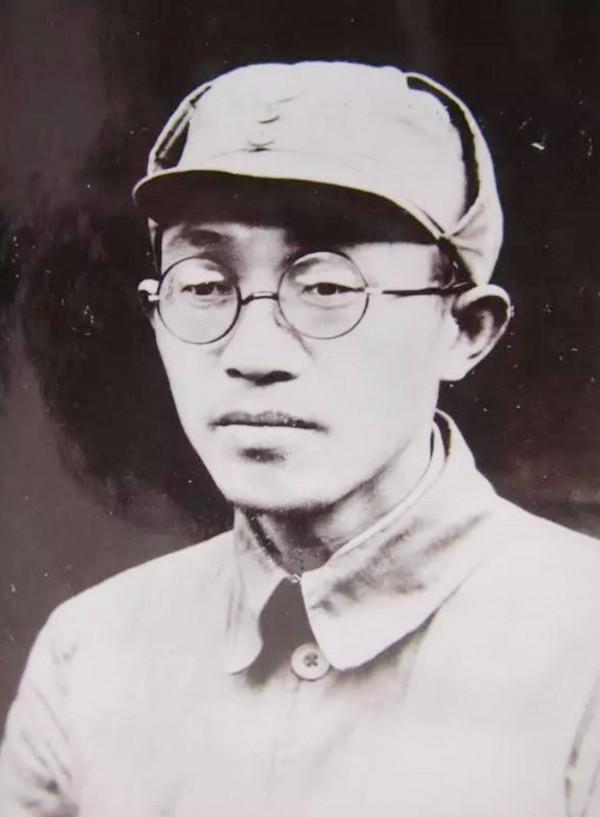 彭德懷為何不準黃克誠參加肉搏戰？眼鏡片那麼厚，一看就是個官