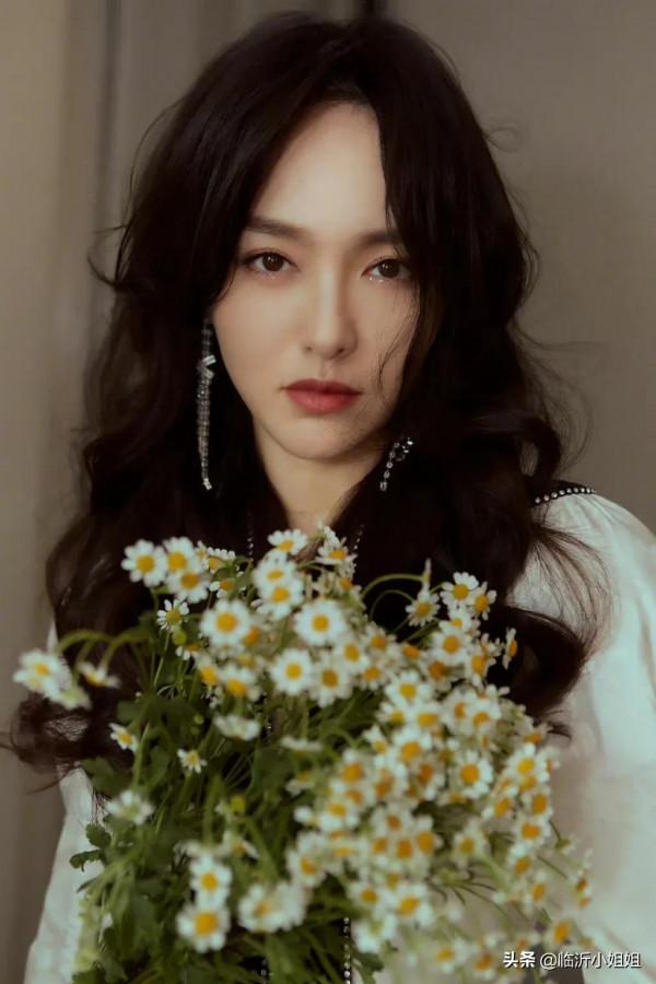 唐嫣，外貌出眾，擁有超高顏值！優雅氣質讓她美得更加高階和清冷