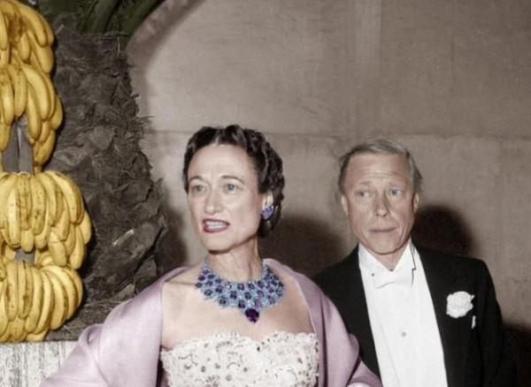 女王大伯愛得卑微,為辛普森夫人付出一切卻無人送終,靠侄女善後 女王大伯愛得卑微,為辛普森夫人付出一切卻無人送終,靠侄女善後